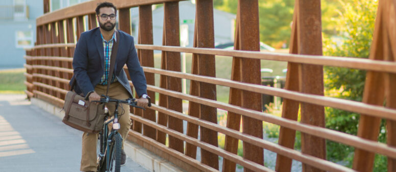 Mann fährt mit Fahrrad zur Arbeit in 2023