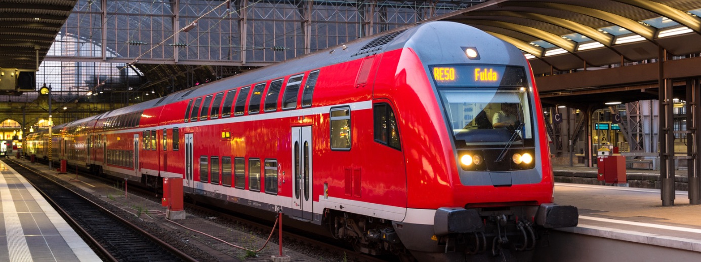 Roter Regionalzug der im Bahnhof einfährt
